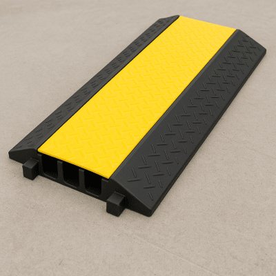 Protector de Cable de 3 Canales / Base de Goma y Tapa de Plástico / Tamaño del Canal 56x55MM / Capacidad de Carga 6.1 Toneladas / Longitud 90 cm / Ancho del Contorno 50 cm / Altura 7.5 cm / Color Amarillo-Negro / Material Hule - Image 2