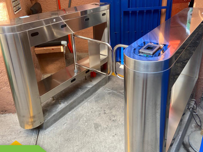 ZKTECO PROENTRANCE SB01FP - Barrera Peatonal de Acero Inoxidable un Carril de Alto Flujo / 30 personas x minuto / Carril 104.5 cm / Incluye 2 lectores de Huella FR1500 y / Panel inBio206Pro / Requiere Licencia / 01 pz en IZTACALCO / - Image 5