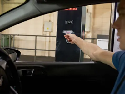 ZKTECO TBM01 / TBM02 - Kit de Dispensador y Lector de Tickets QR / Sin Contacto / Compatible con Sensor de Masa VR10, UHF / Pantalla LED / Funciones de Voz / Requiere Software para cobro ZK Bio CV Security modulo de estacionamiento - Image 12